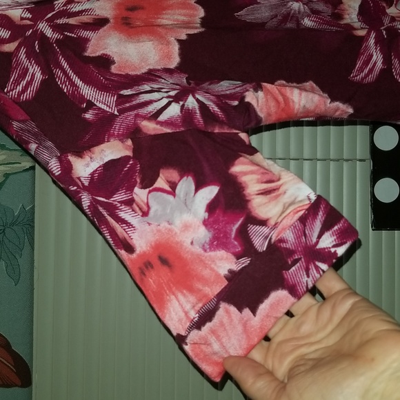 Beautiful Floral Top - Picture 3 of 4